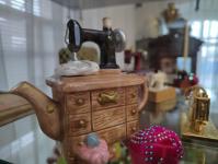 Сувенирные швейные машинки выставили в Ембаевском сельском музее