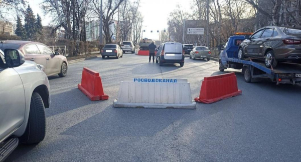 На улице Профсоюзной в Тюмени треснул асфальт На улице Профсоюзной в Тюмени треснул асфальт