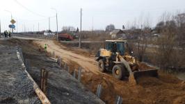 Временные земляные насыпи для защиты от паводка возвели на трассе в Абатском районе