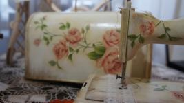 Сувенирные швейные машинки выставили в Ембаевском сельском музее