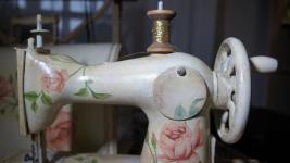 Сувенирные швейные машинки выставили в Ембаевском сельском музее