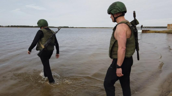Тюменские "моржи" ныряли с гирями и автоматами в курганском озере Тюменские "моржи" ныряли с гирями и автоматами в курганском озере