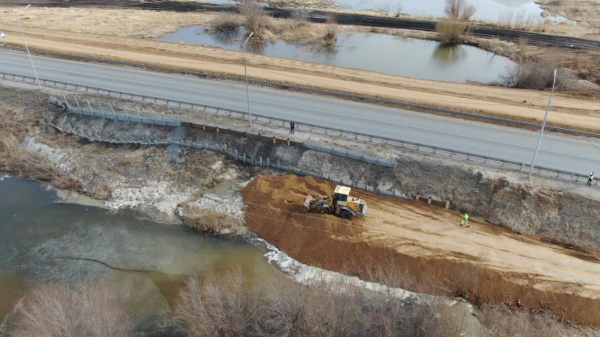 Временные земляные насыпи для защиты от паводка возвели на трассе в Абатском районе
