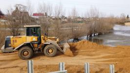 Временные земляные насыпи для защиты от паводка возвели на трассе в Абатском районе