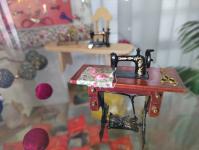 Сувенирные швейные машинки выставили в Ембаевском сельском музее