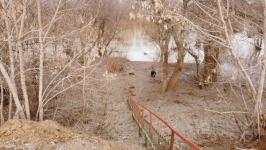 Временные земляные насыпи для защиты от паводка возвели на трассе в Абатском районе