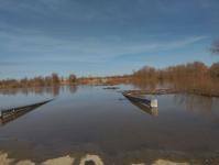Лодочную переправу открыли из-за подъема воды в селе Викуловского района