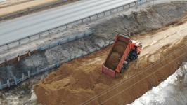 Временные земляные насыпи для защиты от паводка возвели на трассе в Абатском районе