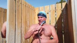 Тюменские "моржи" ныряли с гирями и автоматами в курганском озере Тюменские "моржи" ныряли с гирями и автоматами в курганском озере