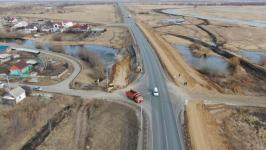 Временные земляные насыпи для защиты от паводка возвели на трассе в Абатском районе