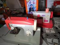 Сувенирные швейные машинки выставили в Ембаевском сельском музее