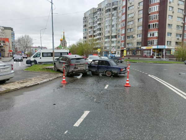 Подросток-бесправник накопил на автомобиль и устроил ДТП в Тюмени