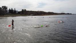 Тюменские "моржи" ныряли с гирями и автоматами в курганском озере Тюменские "моржи" ныряли с гирями и автоматами в курганском озере