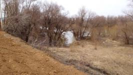 Временные земляные насыпи для защиты от паводка возвели на трассе в Абатском районе