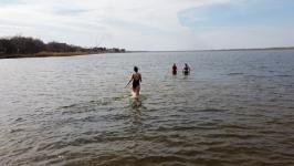 Тюменские "моржи" ныряли с гирями и автоматами в курганском озере Тюменские "моржи" ныряли с гирями и автоматами в курганском озере