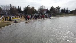 Тюменские "моржи" ныряли с гирями и автоматами в курганском озере Тюменские "моржи" ныряли с гирями и автоматами в курганском озере