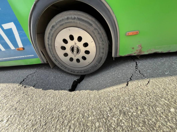 На улице Профсоюзной в Тюмени треснул асфальт На улице Профсоюзной в Тюмени треснул асфальт