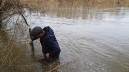 Временные земляные насыпи для защиты от паводка возвели на трассе в Абатском районе