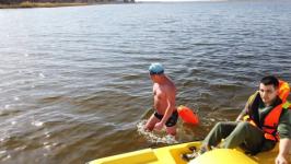 Тюменские "моржи" ныряли с гирями и автоматами в курганском озере Тюменские "моржи" ныряли с гирями и автоматами в курганском озере