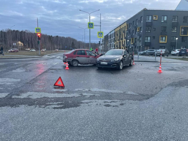 В ДТП на улице Монтажников в Тюмени пострадали водитель и ребёнок В ДТП на улице Монтажников в Тюмени пострадали водитель и ребёнок
