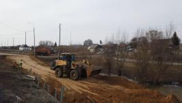 Временные земляные насыпи для защиты от паводка возвели на трассе в Абатском районе