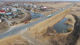 Временные земляные насыпи для защиты от паводка возвели на трассе в Абатском районе