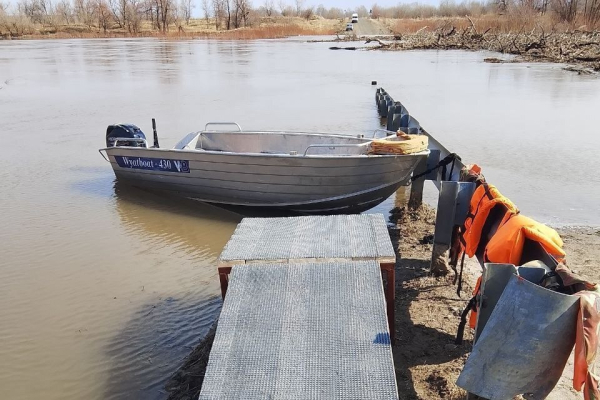 Лодочную переправу открыли из-за подъема воды в селе Викуловского района