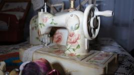 Сувенирные швейные машинки выставили в Ембаевском сельском музее