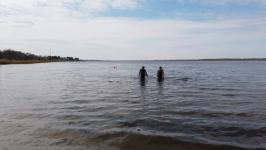 Тюменские "моржи" ныряли с гирями и автоматами в курганском озере Тюменские "моржи" ныряли с гирями и автоматами в курганском озере