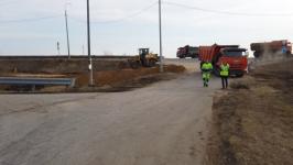 Временные земляные насыпи для защиты от паводка возвели на трассе в Абатском районе