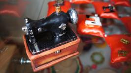 Сувенирные швейные машинки выставили в Ембаевском сельском музее