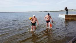 Тюменские "моржи" ныряли с гирями и автоматами в курганском озере Тюменские "моржи" ныряли с гирями и автоматами в курганском озере