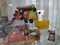 Сувенирные швейные машинки выставили в Ембаевском сельском музее