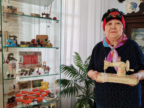 Сувенирные швейные машинки выставили в Ембаевском сельском музее