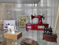 Сувенирные швейные машинки выставили в Ембаевском сельском музее