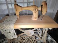 Сувенирные швейные машинки выставили в Ембаевском сельском музее