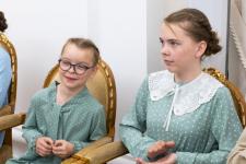 Губернатор Тюменской области вручил госнаграды 19 многодетным родителям