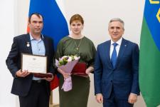 Губернатор Тюменской области вручил госнаграды 19 многодетным родителям