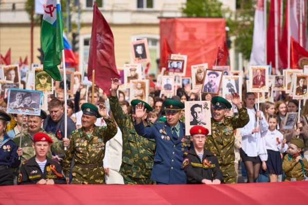 Более 125 тысяч человек прошли в "Бессмертном полку" в Тюмени