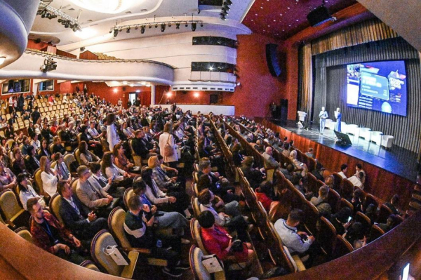 Тюменский форум по ИИ для предпринимателей собрал 2100 участников