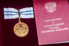 Губернатор Тюменской области вручил госнаграды 19 многодетным родителям