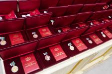 Губернатор Тюменской области вручил госнаграды 19 многодетным родителям