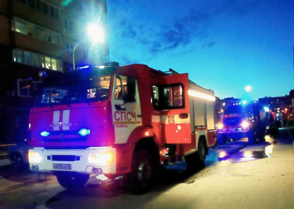 Два человека спасены из пожара на улице Монтажников в Тюмени