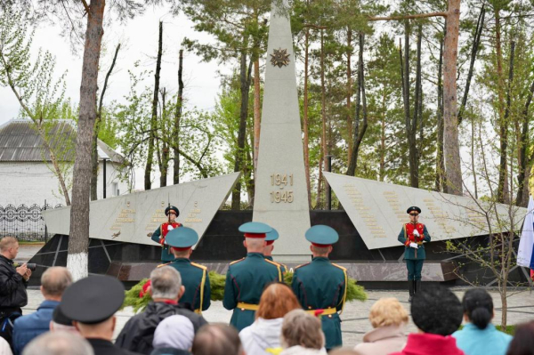 В аэропорту Плеханово открыли памятник тюменским авиаторам-участникам Великой Отечественной войны