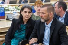 Губернатор Тюменской области вручил госнаграды 19 многодетным родителям