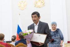 Губернатор Тюменской области вручил госнаграды 19 многодетным родителям