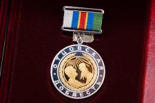 Губернатор Тюменской области вручил госнаграды 19 многодетным родителям