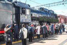 Победным "Ура" встретили тюменцы "Эшелон Победы" на перроне железнодорожного вокзала Победным "Ура" встретили тюменцы "Эшелон Победы" на перроне железнодорожного вокзала