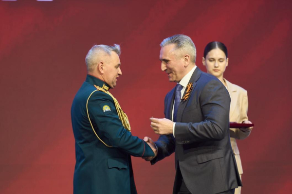 Александр Моор вручил тюменцам государственные награды