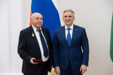 Губернатор Тюменской области вручил госнаграды 19 многодетным родителям